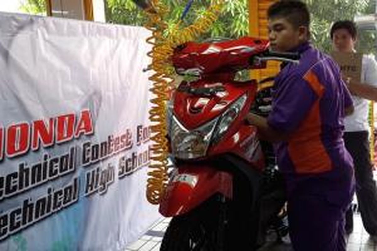 Siswa mengikuti kontes kompetisi teknik sepeda motor.