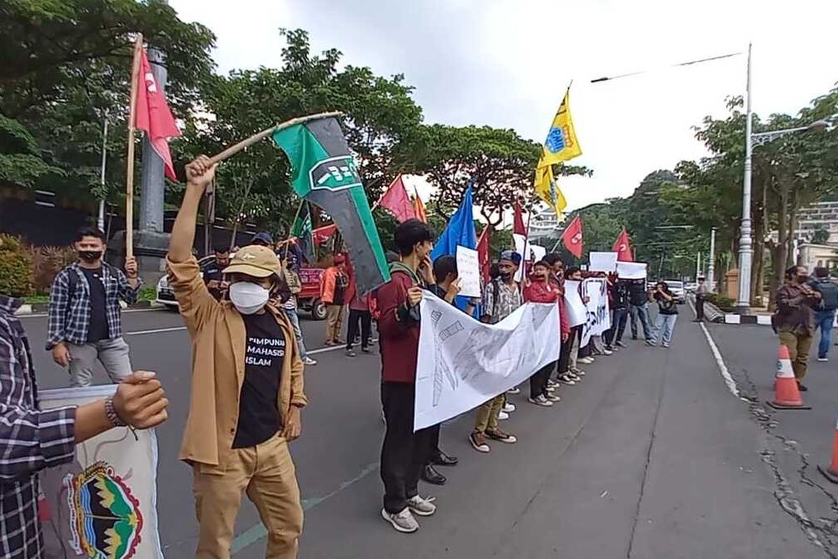 Puluhan mahasiswa aksi bisu di depan Mapolda Jateng buntut kasus suap Bintara Polri
