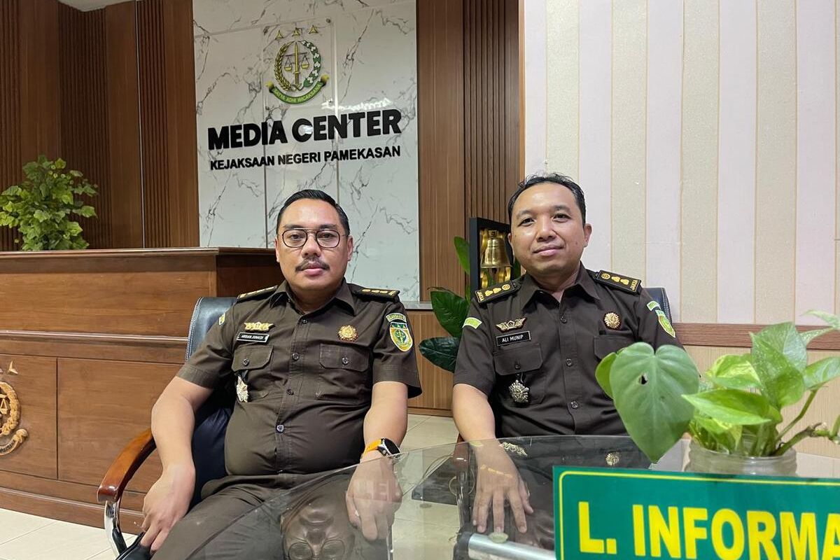Kasi Intel Kejari Pamekasan Ardian Junaedi (kiri) bersama dengan Kasi Pidsus Kejari Pamekasan (kanan) Ali Munip. Keduanya menangani kasus dugaan proyek fiktif dana hibah Pemprov Jawa Timur yang dilakukan oleh mantan anggota DPRD Pamekasan.