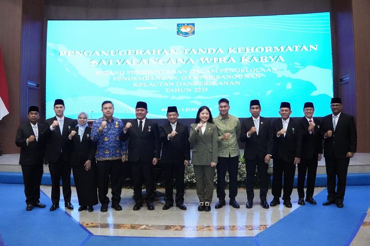 Kemendagri Anugerahkan Satyalancana Wira Karya kepada Tujuh Tokoh Daerah Bidang Kelautan dan Perikanan