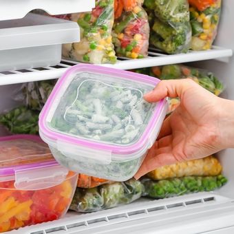Ilustrasi menyimpan sayuran di freezer. 