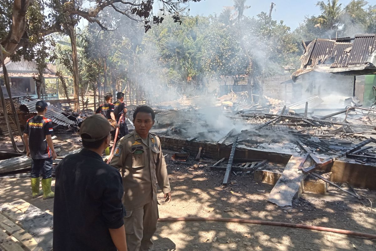 Lokasi kebakaran dua rumah di Desa Bungatan, Kabupaten Situbondo, Provinsi Jawa Timur, Selasa (17/9/2024).