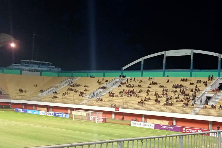 Tribun Stadion Maguwoharjo masih tampak lowong menjelang kickoff laga timnas U16 Indonesia vs Singapura, Rabu (3/8/2022) malam WIB.