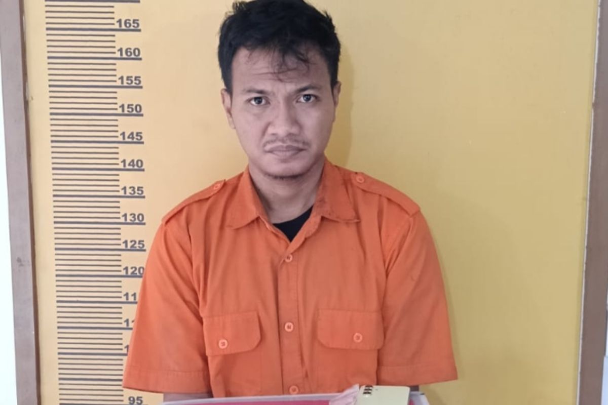 Oknum guru SD yang ditangkap atas kasus peredaran narkoba, di Kabupaten Indragiri Hulu, Riau, Rabu (1/10/2025).
