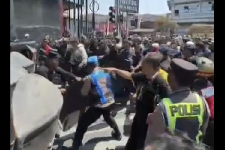Video Viral Massa Pesilat dan Polisi Saling Dorong di Madiun, Kapolres: Bukan Bentrok
