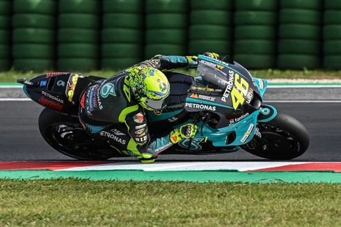 Salam Perpisahan di Misano, Rossi Lempar Helm Spesialnya ke Penonton