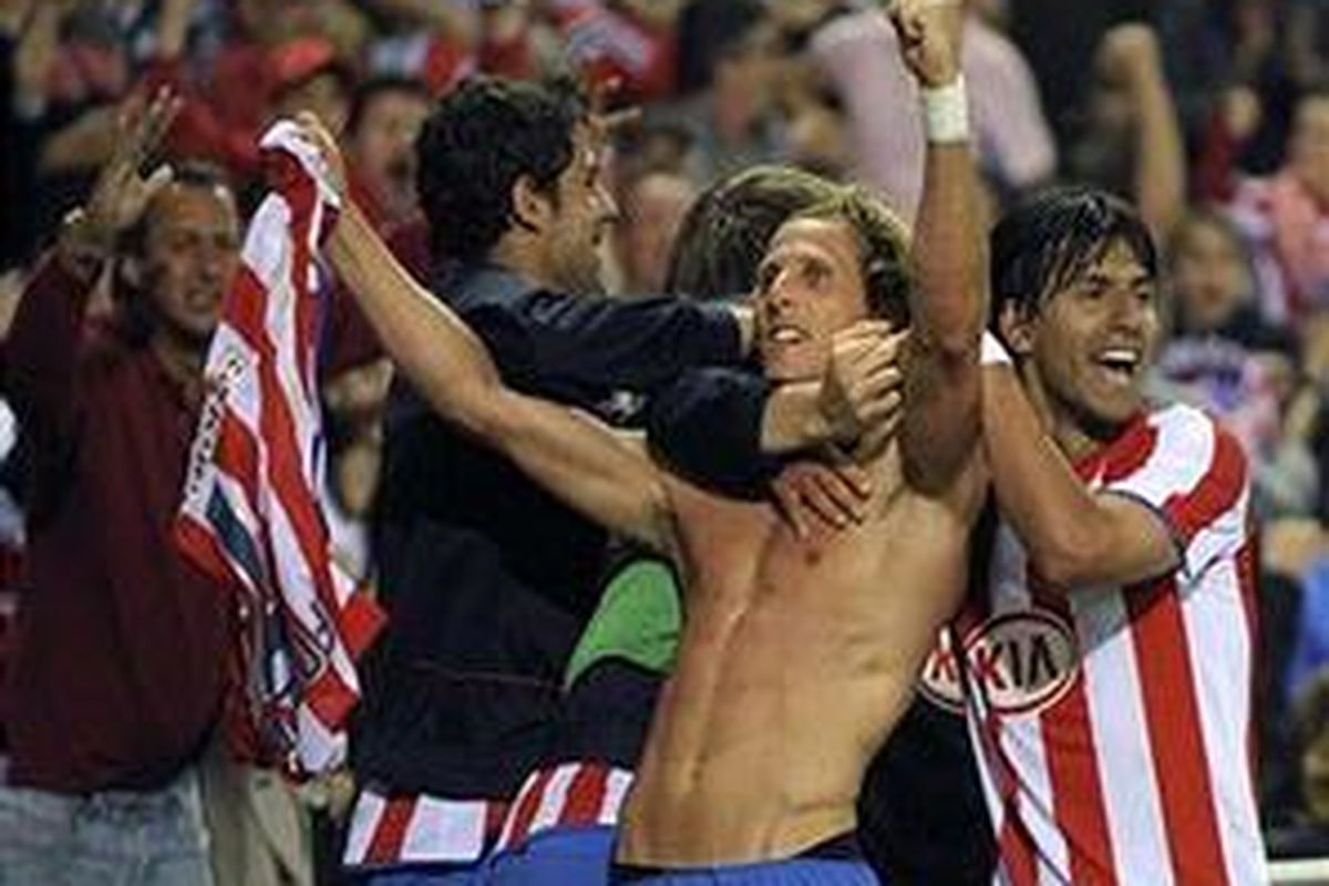 Striker Atletico Madrid, Diego Forlan, meluapkan kegembiraan bersama rekannya di depan suporter, setelah mencetak gol kemenangan 3-2 aas Espanyol.