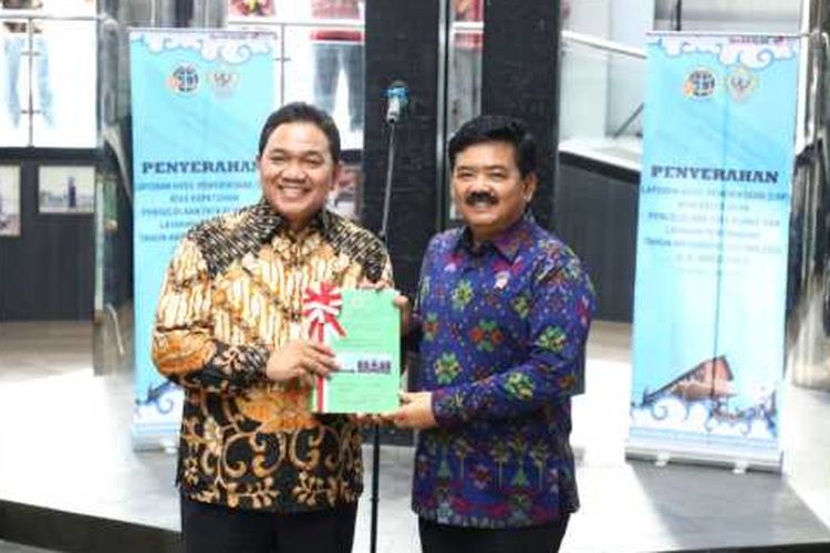 Menteri Agraria dan Tata Ruang/Kepala Badan Pertanahan Nasional (Menteri ATR/Kepala BPN), Hadi Tjahjanto bersama Anggota III BPK RI, Achsanul Qosasi.