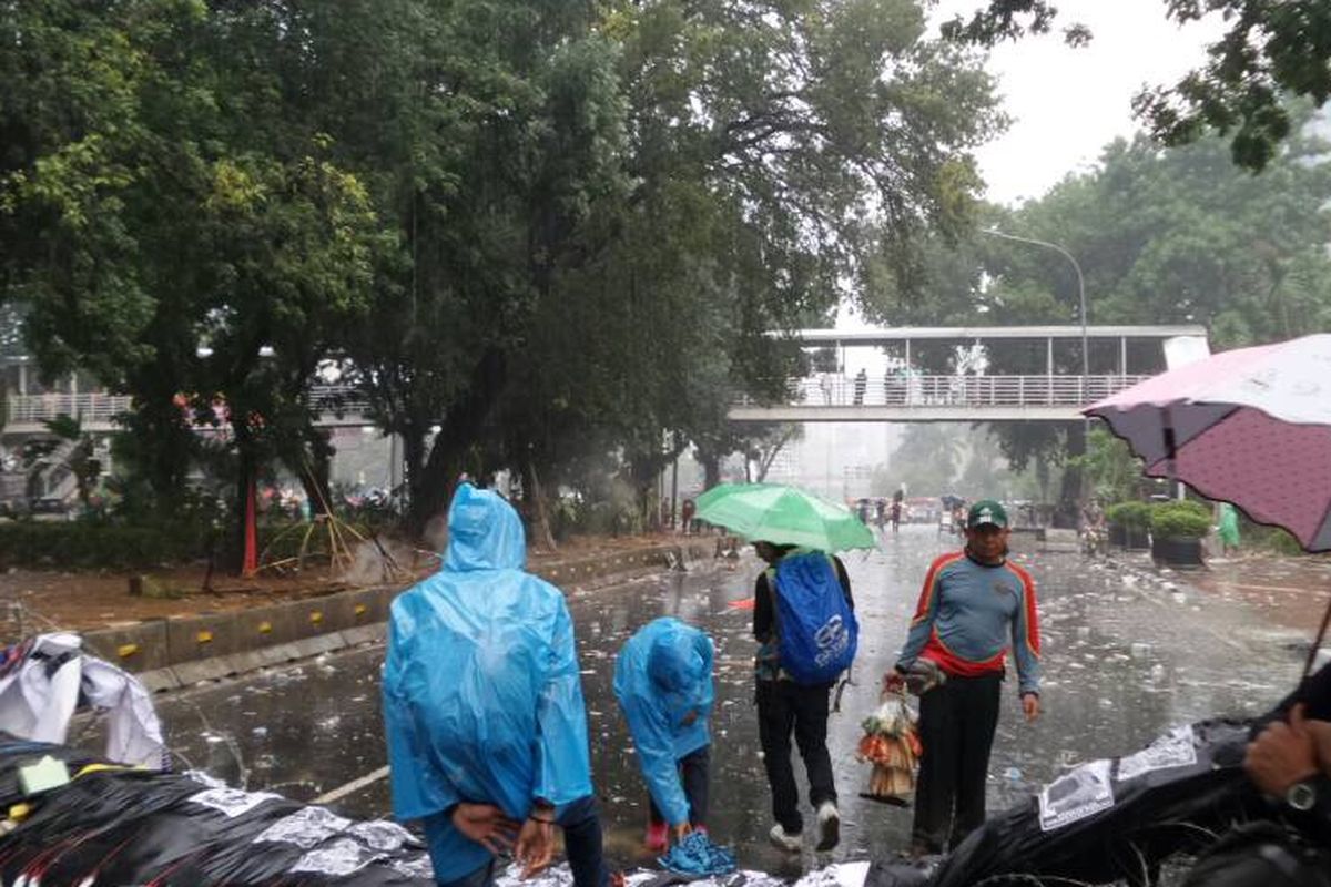 Massa buruh membubarkan diri usai unjuk rasa Hari Buruh Internasional di Jalan MH Thamrin, Jakarta Pusat, Senin (1/5/2017). Buruh bubar sebelum waktu yang diperbolehkan untuk unjuk rasa, yakni sebelum pukul 17.00 WIB.