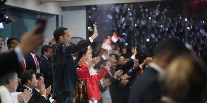 Presiden Jokowi bersama Ibu Negara Irana dan Menteri PMK Puan Maharani (kiri-kanan) menghadiri upacara pembukaan Asian Games 2018, di Gelora Bung Karno, Jakarta, Sabtu (18/8/2018).