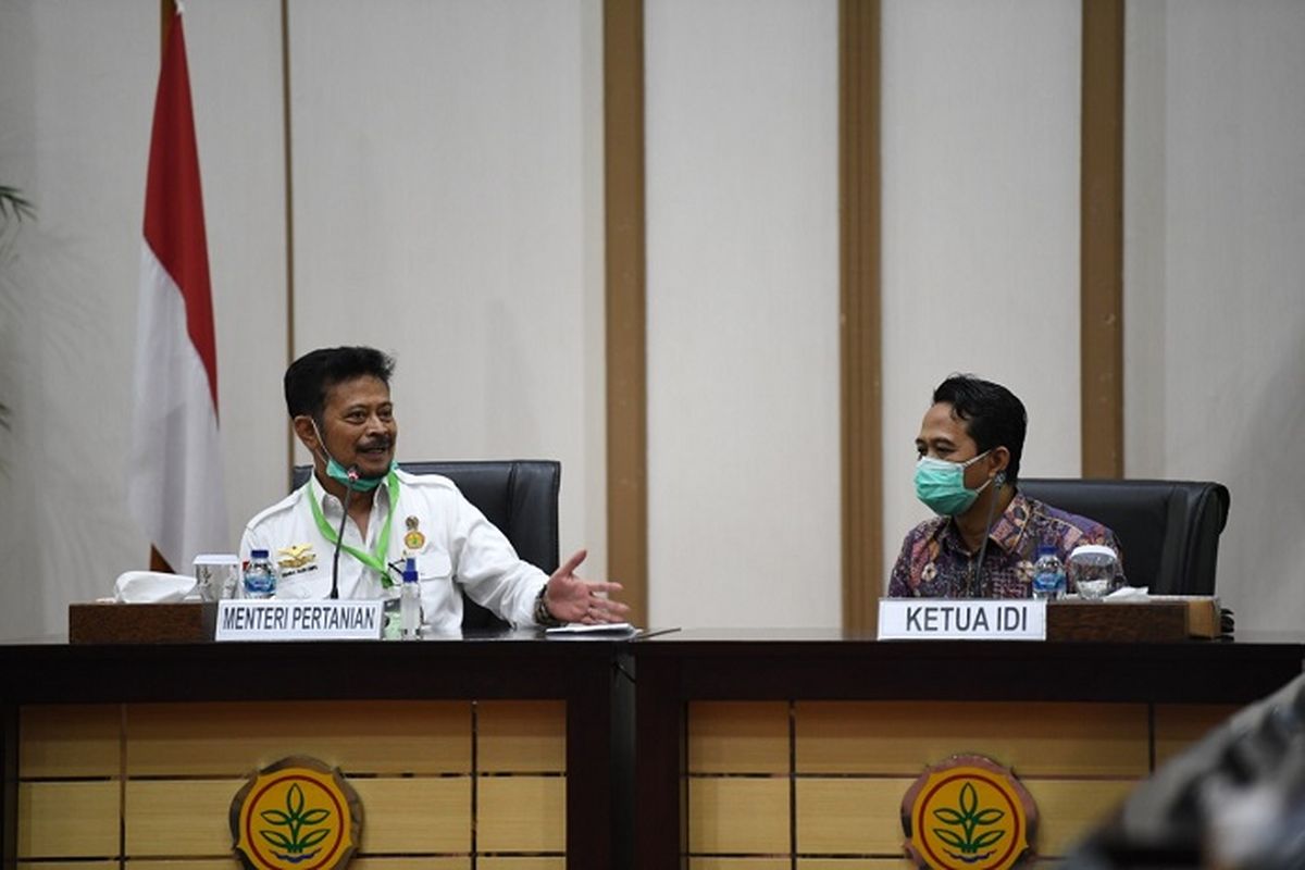 Mentan Syahrul Yasin Limpo dan Ketua Umum Pengurus Besar IDI Daeng M. Faqih, saat Penandatanganan Nota Kesepahaman antara Badan Litbang Pertanian dengan IDI, di auditorium gedung D kantor pusat Kementan, Rabu (8/9/2020).