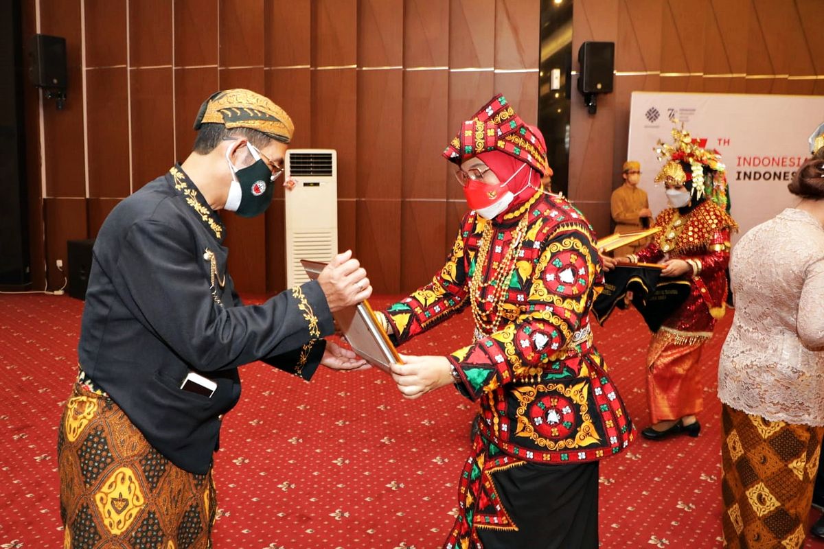 Menteri Ketenagakerjaan (Menaker) Ida Fauziyah saat memberikan Satyalencana Karya Satya Tahun 2021 kepada ASN yang telah mengabdi selama puluhan tahun dan ASN teladan Kementerian Ketenagakerjaan (Kemenaker) di Gedung Tridharma Kemenaker, Jakarta, Selasa (17/8/2021). 