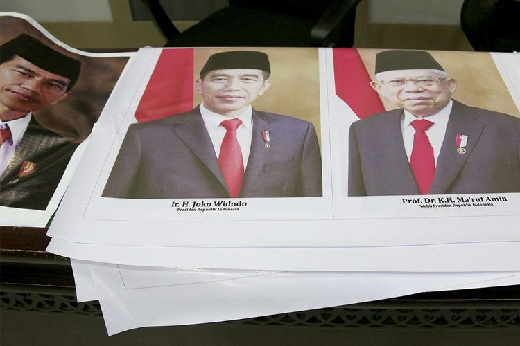 Pekerja di ruang Badan Anggaran DPR Aceh mempersiapkan foto Presiden dan Wakil Presiden Joko Widodo-Maruf Amin yang tercetak dari bahan spanduk, untuk dipanjang di setiap ruang di Gedung DPR Aceh, Kamis (24/10/2019). Sekretaris Dewan DPR Aceh Suheimi saat dikonfirmasi mengaku tidak mengetahui perihal percetakan dan pemasangan foto presiden dan wakil presiden dari bahan spanduk tersebut, dan menurutnya itu dilakukan atas inisiatif pekerja bagian kebersihan yang tidak berkoordinasi dengan bagian kesekretariatan.