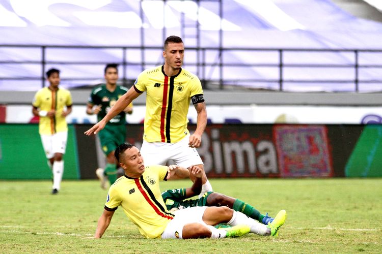 Pemain Persik Kediri Arthur Irawan dan Arthur Felix saat pertandingan pekan 30 Liga 1 2021-2022 melawan Persebaya Surabaya yang berakhir dengan skor 1-0 di Stadion Kapten I Wayan Dipta Gianyar, Kamis (10/3/2022) sore.