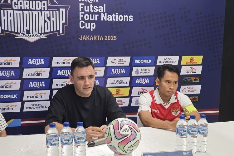 Pelatih Timnas Futsal Indonesia, Hector Souto, dan kapten Mochammad Iqbal Iskandar