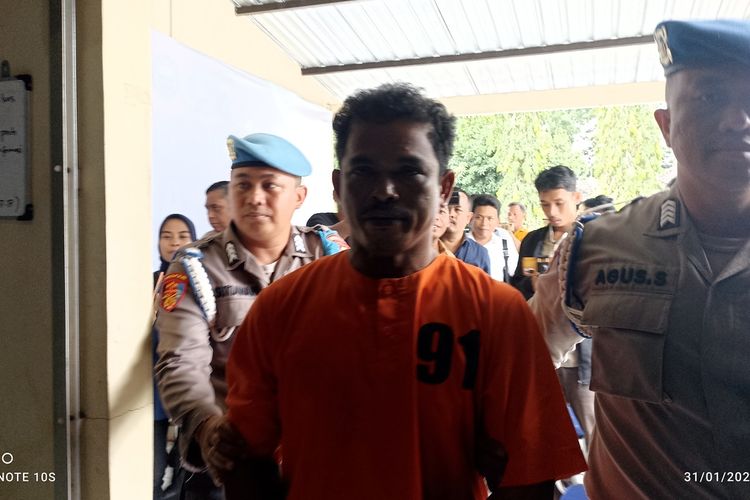 Mantan Kadus di Lombok Tengah saat digelandang Polisi di Mapolres Lombok Barat