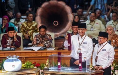 Calon presiden dan calon wakil presiden dari Koalisi Perubahan Anies Baswedan (kiri) dan Muhaimin Iskandar (kanan) mengambil undian nomor urut pada Rapat Pleno Terbuka Pengundian dan Penetapan Nomor Urut Pasangan Capres dan Cawapres Pemilu Tahun 2024 di Gedung KPU, Jakarta, Selasa (14/11/2023). Pasangan Capres dan Cawapres dari Koalisi Perubahan Anies Baswedan dan Muhaimin Iskandar mendapat nomor urut satu, untuk pasangan Capres dan Cawapres dari koalisi Indonesia Maju Prabowo Subianto dan Gibran Rakabuming Raka mendapatkan nomor urut dua sedangkan untuk pasangan Capres dan Cawapres Ganjar Pranowo dan Mahfud Md mendapat nomor urut tiga. ANTARA FOTO/Galih Pradipta