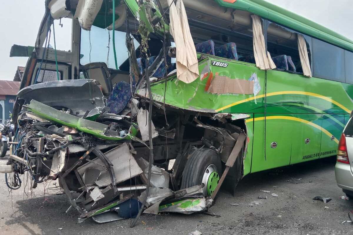 Kondisi Bus Pariwisata Bimario setelah dievakuasi ke Satlantas Polres Jombang, Jawa Timur, Rabu (22/5/2024). Kendaraan yang membawa puluhan siswa SMP PGRI 1 Wonosari, Malang, mengalami kecelakaan di jalan tol Jombang - Mojokerto, Selasa (21/5/2024) malam.