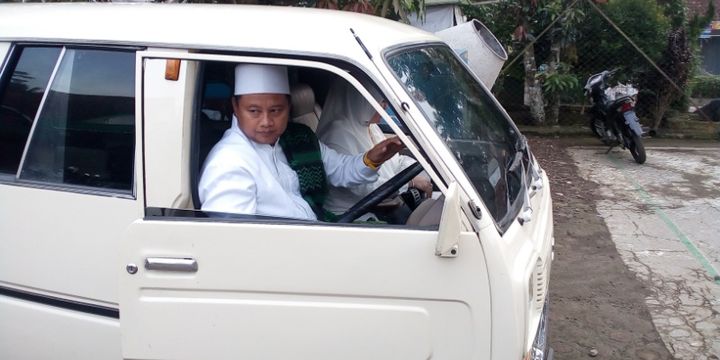 Uu Ruzhanul Ulum dengan mobil tua koleksinya saat tiba di TPS tempatnya mencoblos untuk Pilkada Jabar 2018, Rabu (27/6/2018). 