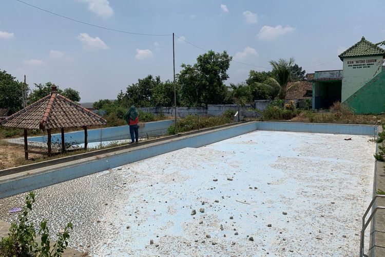 Inilah proyek kolam renang bernilai Rp 930 juta yang mangkrak di Dusun Mundu, Desa Gemarang, Kecamatan Gemarang, Kabupaten Madiun, Jawa Timur.