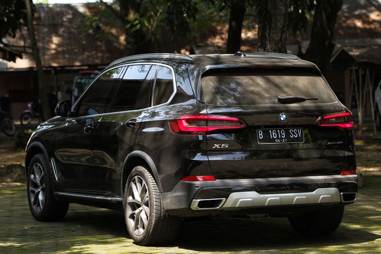 New BMW X5 xDrive40i xLine difoto di Blora, Jawa Tengah, Minggu (4/4/2021). BMW X5 merupakan pelopor dari segmen Sport Activity Vehicle BMW. Fitur yang paling mencolok dari New BMW X5 xDrive40i xLine ini adalah hadirnya bangku baris ketiga yang mampu memberikan ruang untuk seluruh keluarga.