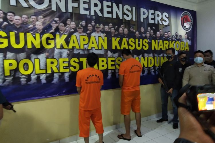 AZ tampak tengah menggunakan baju tahanan di Kantor Satresnarkoba Polresta Bandung. Vokalis band Kapten ini ditangkap setelah kedapatan menggunakan sabu.