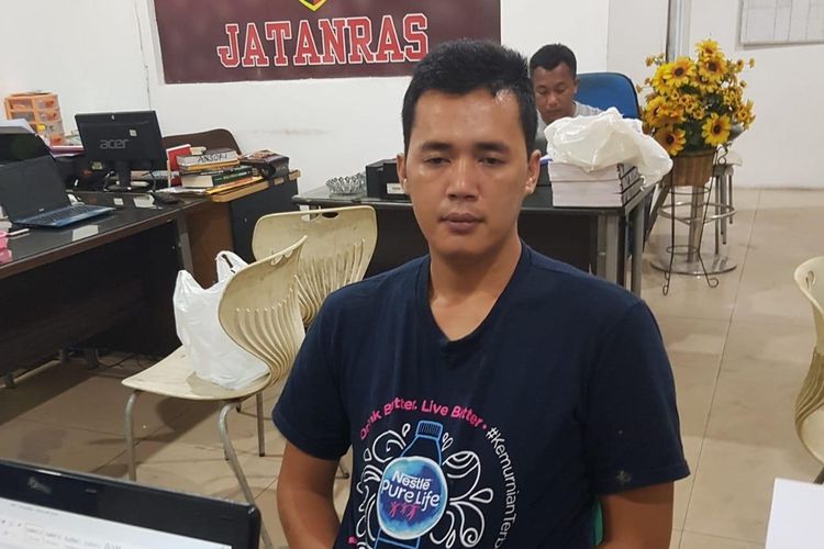 Tersangka Riki Fitriadi (33) PNS Samsat Palembang yang ditangkap akibat mendaur ulang SIM dan STNK kadaluarsa.