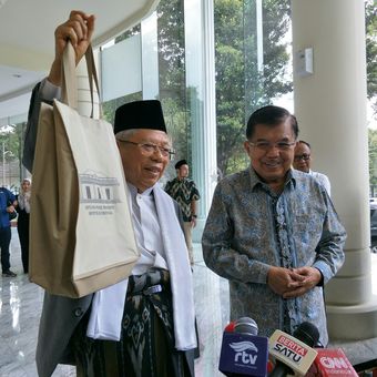 Wakil Presiden terpilih Maruf Amin menemui Wakil Presiden Jusuf Kalla di Kantor Wapres, Jakarta. Maruf menunjukkan goodie bag yang diberikan Kalla