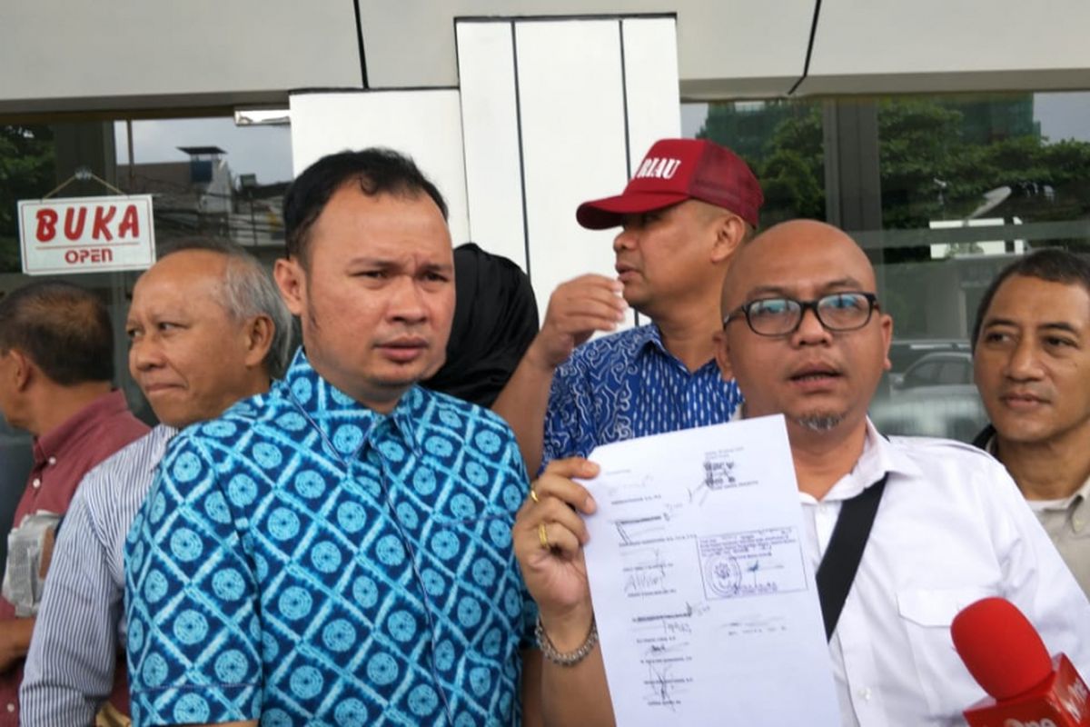 Kuasa hukum Ahmad Dhani mengajukan banding atas vonis 1,5 tahun penjara yang dijatuhkan majelis hakim Pengadilan Negeri Jakarta Selatan terhadap kliennya di PN Jakarta Selatan, Kamis (31/1/2019).