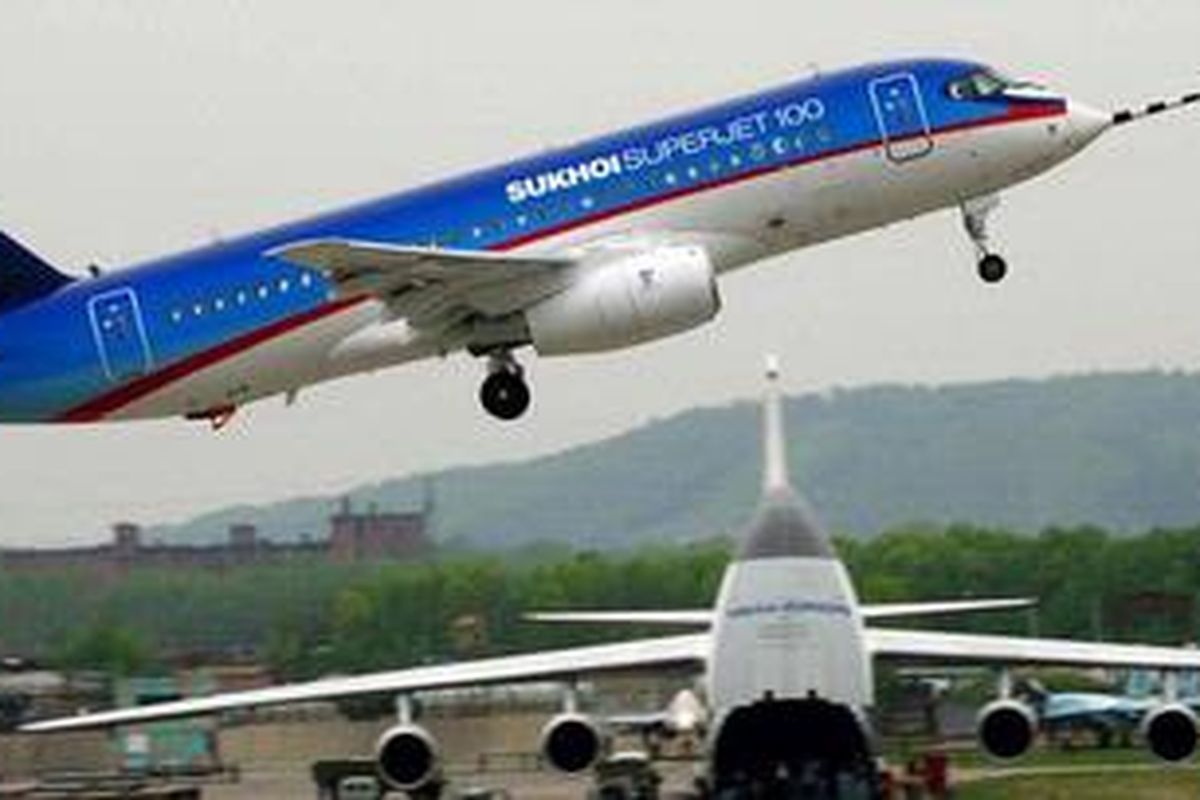 Pesawat penumpang Sukhoi Superjet 100 buatan Rusia.