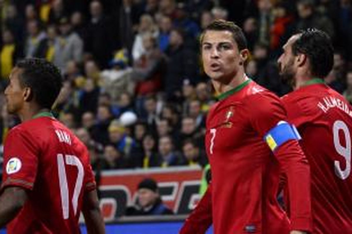 Penyerang Portugal Cristiano Ronaldo merayakan gol ke gawang Swedia dalam leg kedua play-off yang berlangsung di Stadion Friends Arena, Solna, Stockholm, Rabu (20/11/2013) dini hari WIB. Ronaldo mencetak hattrick dan mengantarkan Portugal menang 3-2 atas Swedia