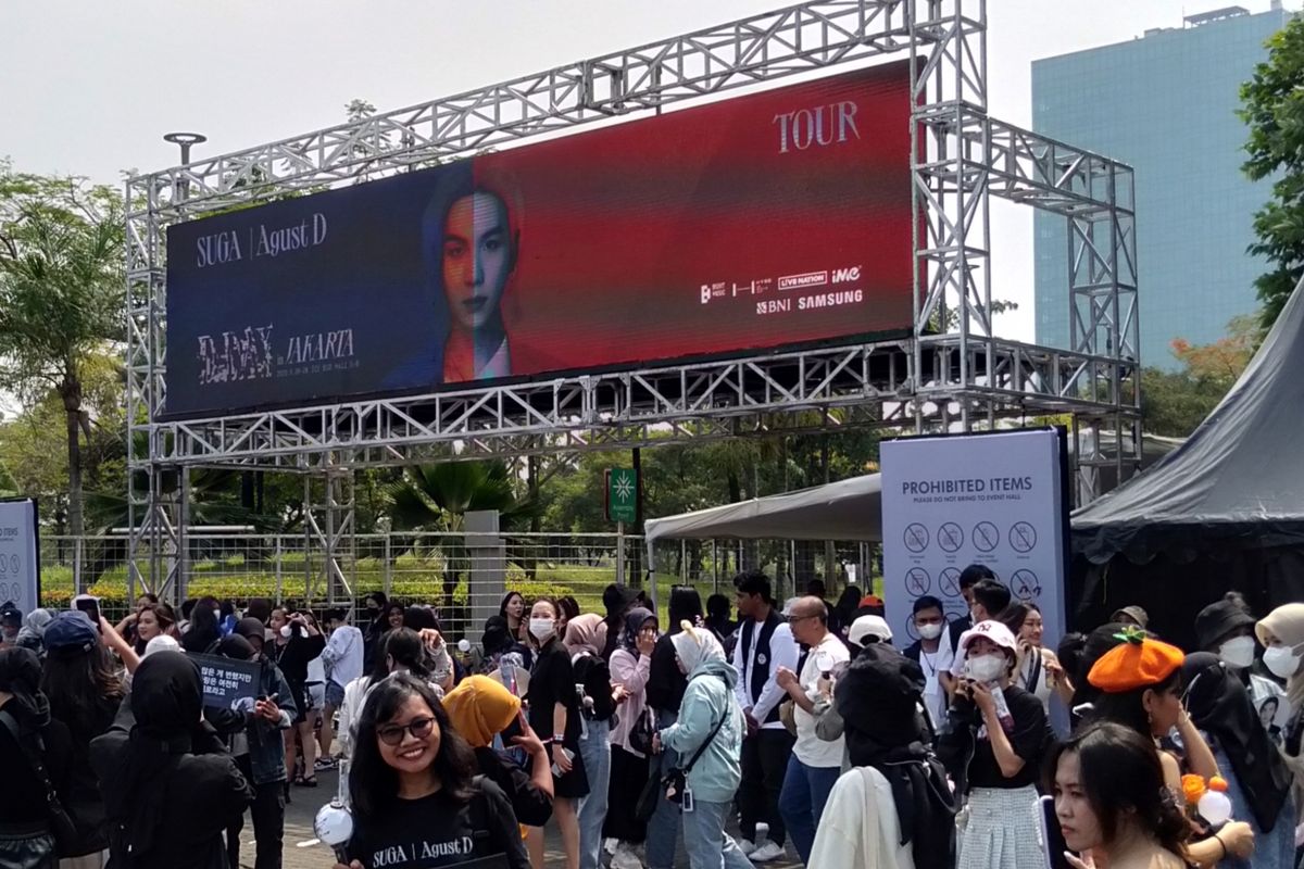 Suasana keramaian penonton konser Suga BTS yang bertajuk Agust D Tour in Jakarta day 1, di hall 10 ICE BSD, Tangerang Selatan, Jumat (26/5/2023).