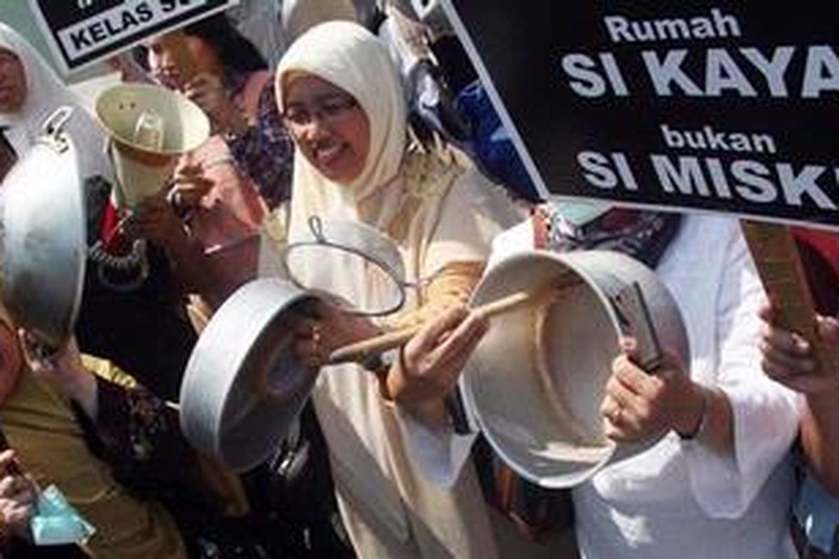 Puluhan orangtua murid melakukan unjuk rasa di kawasan Bunderan Hotel Indonesia (HI), Jakarta Pusat, Kamis (21/6/2012). Mereka menolak keberadaan sekolah dengan label Rintisan Sekolah Bertaraf Internasional (RSBI) karena biaya yang terlalu mahal.