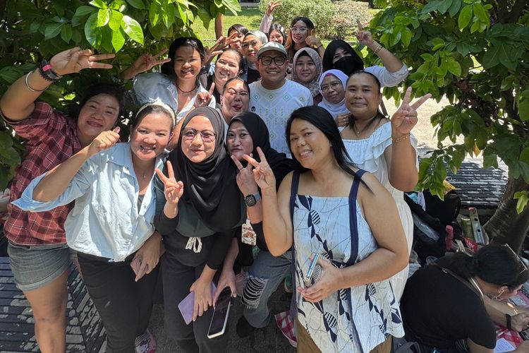 Kebersamaan Menko PM dengan PMI di Singapura, Minggu (15/6/2025).