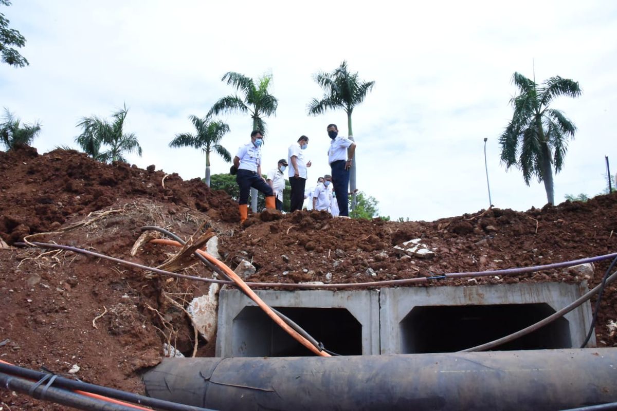 Pemerintah Kota Jakarta Timur sedang membangun sodetan saluran air sisi selatan di Jakarta Garden City (JGC), Kelurahan Cakung Timur, Kecamatan Cakung, Jakarta Timur.