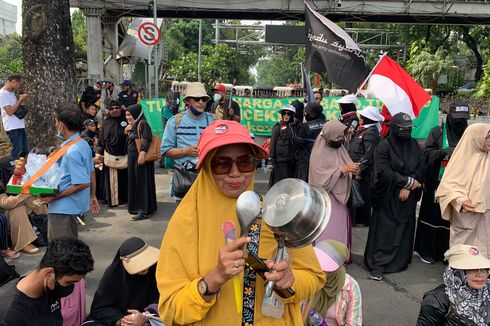 Demo di Kawasan Patung Kuda, Emak-emak Bawa Atribut Panci hingga Spatula Dalam Aksi Protes