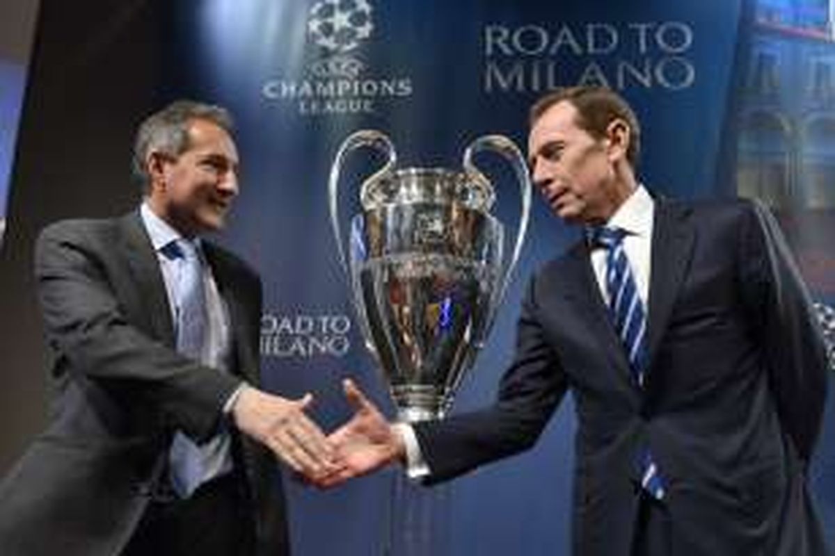 Direktur Real Madrid, Emiliano Butragueno (kanan), berjabat tangan dengan Direktur Manchester City, Txiki Begiristain, pada acara undian semifinal Liga Champions di Nyon, Swiss, Jumat (15/4/2016).