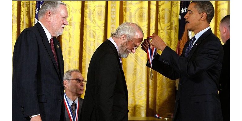 Mantan Presiden AS ke-44 Barack Obama memberikan penghargaan National Medal of Technology kepada Charles Geschke dan John Warnock pada tahun 2009