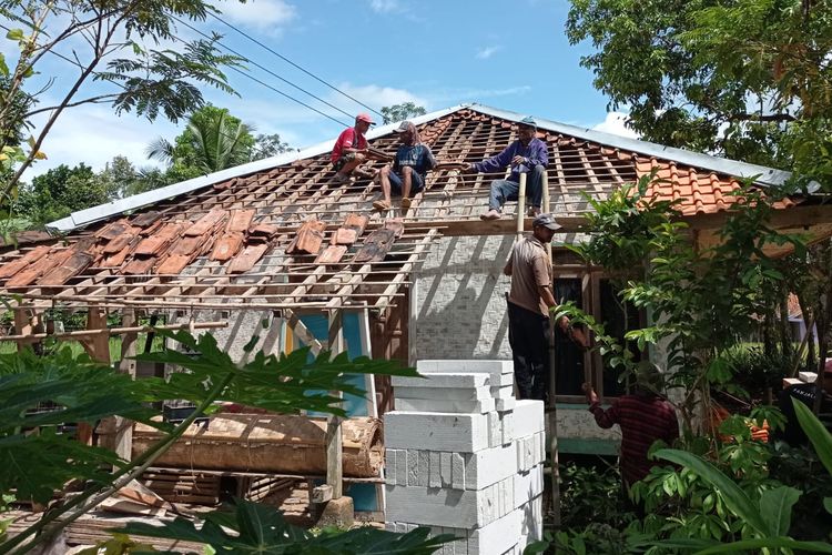 Tahap pertama, sebanyak 8.559 unit rumah tidak layak huni di Jawa Barat akan dibedah melalui Program BSPS.