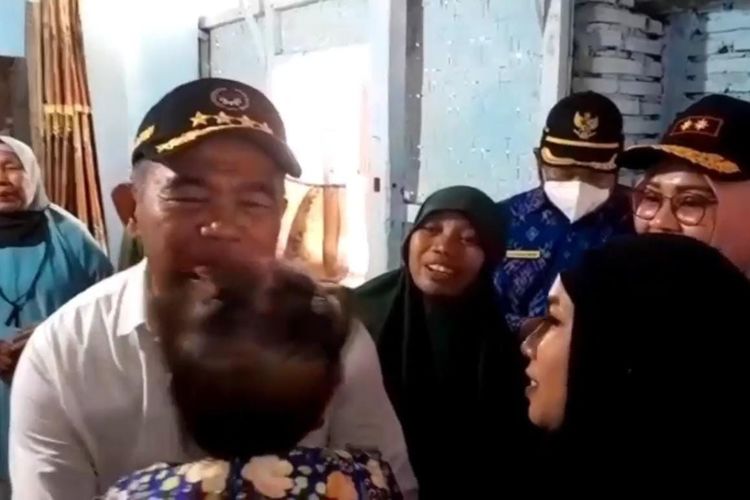 Menko PMK Muhadjir Effendy menggendong balita stunting saat berkunjung ke Dusun Kali Baru, Desa Labuhan Sumbawa, Kecamatan Labuhan Badas, Kabupaten Sumbawa, Nusa Tenggara Barat, Kamis (12/1/2022)