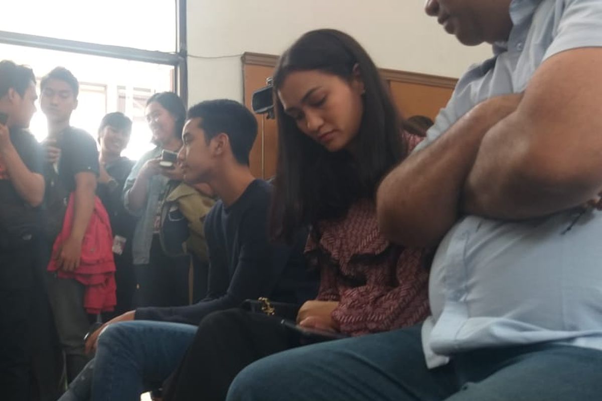 Atiqah Hasiholan di Pengadilan Negeri Jakarta Selatan, Ampera, Cilandak, Kamis (11/7/2019) untuk mendampingi ibunya Ratna Sarumpaet menjalani sidang putusan kasus penyebaran berita bohong atau hoaks. 