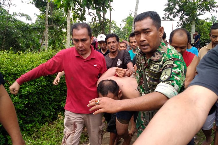 Terduga pencuri ditangkap babinsa dan warga di Kelurahan Sumpiuh, Kabupaten Banyumas, Jawa Tengah, Jumat (3/2/2023)