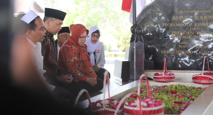 Kunjungi Makam Bung Karno dan Tokoh Ulama, Risma-Gus Hans Disambut Hangat Warga