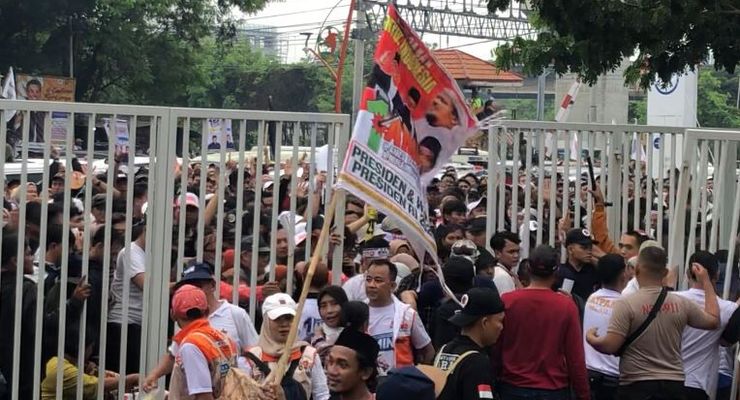 Jalan Macet, Ribuan Massa Paksa Petugas Keamanan untuk Bisa Masuk JIS