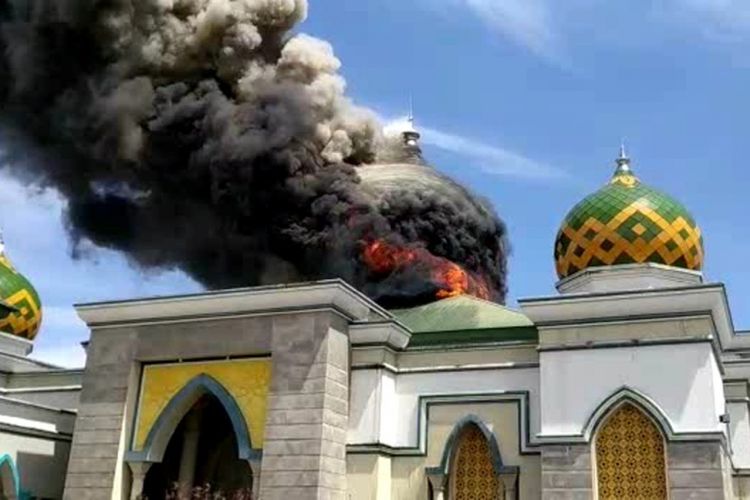 Masjid agung belopa kabupaten luwu mengalami kebakaran, yang diduga akibat kelalaian pekerja saat mengelas bagian plafon masjid, Selasa (29/01/2019)