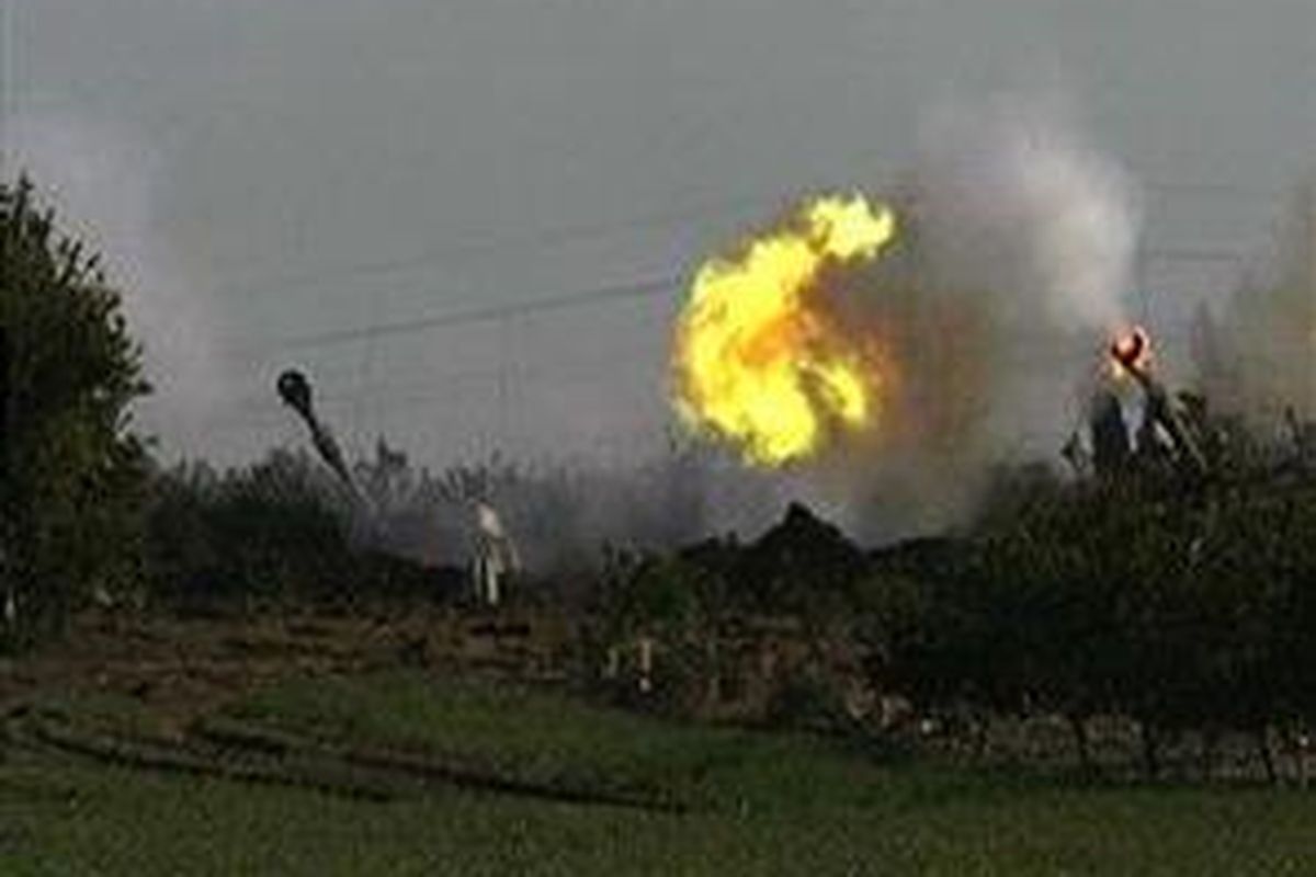 Pasukan artileri Israel menggempur wilayah Gaza, Minggu (4/1).