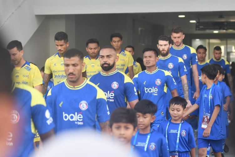 Pemain dua kesebelasan berjalan menuju lapangan dalam laga pekan keenam Super League 2025-2026 antara Arema FC vs Persib Bandung di Stadion Kanjuruhan, Kepanjen, Kabupaten Malang, Senin (22/9/2025).