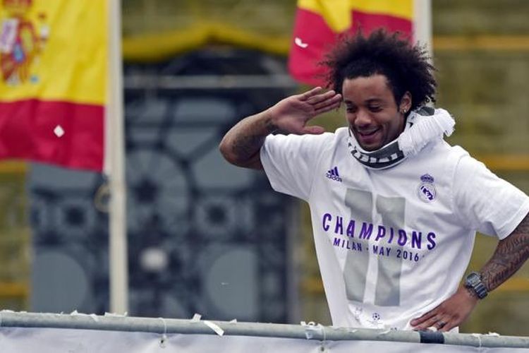 Marcelo merayakan kesuksesan Real Madrid menjuarai Liga Champions di Plaza Cibeles, 29 Mei 2016.