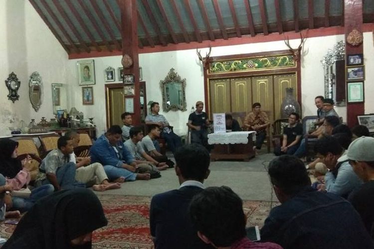 Diskusi setelah napak tilas sejarah Kampung Kauman Mangkunegaran, Minggu (10/6/2018).