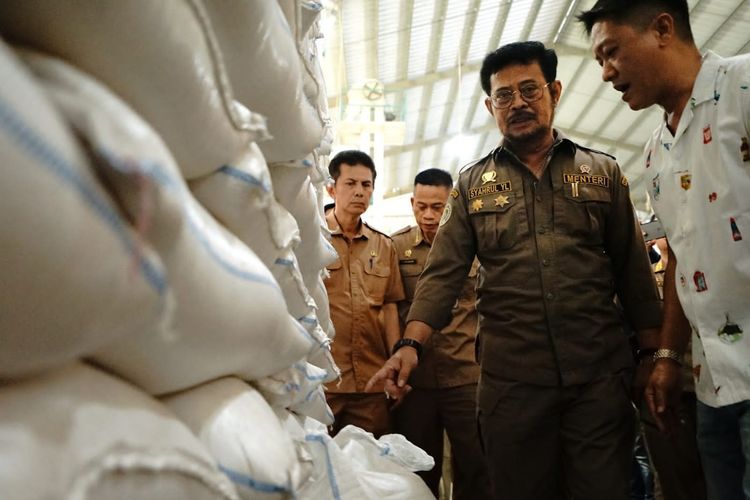 Menteri Pertanian (Mentan) Syahrul Yasin Limpo (SYL) saat melakukan monitoring stok beras dan gabah ke pabrik penggilingan Tiga Jaya di Karawang, Selasa.
